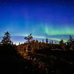 Kaira, Kahden Makuuhuoneen Kelomoekki, Lukuisten Polkujen, Polkupyoeraereitin Sekae Kalaisan Tunturilammen Vieressae *