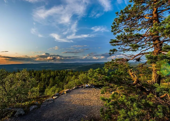 Kaira 27, Kahden Makuuhuoneen Kelomoekki Syoetteellae, Valaistun Ladun Vieressae